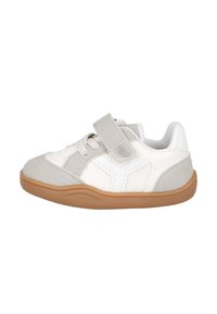 Zapatilla deportiva ligera con empeine de ante gris y malla blanca, suela de goma, cierre de cordones y tira de velcro, diseño curvado y detalles texturizados.