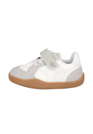 Zapatilla deportiva ligera con empeine de ante gris y malla blanca, suela de goma, cierre de cordones y tira de velcro, diseño curvado y detalles texturizados.