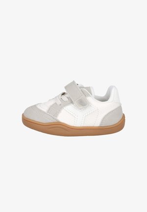 Zapatilla deportiva ligera con empeine de ante gris y malla blanca, suela de goma, cierre de cordones y tira de velcro, diseño curvado y detalles texturizados.