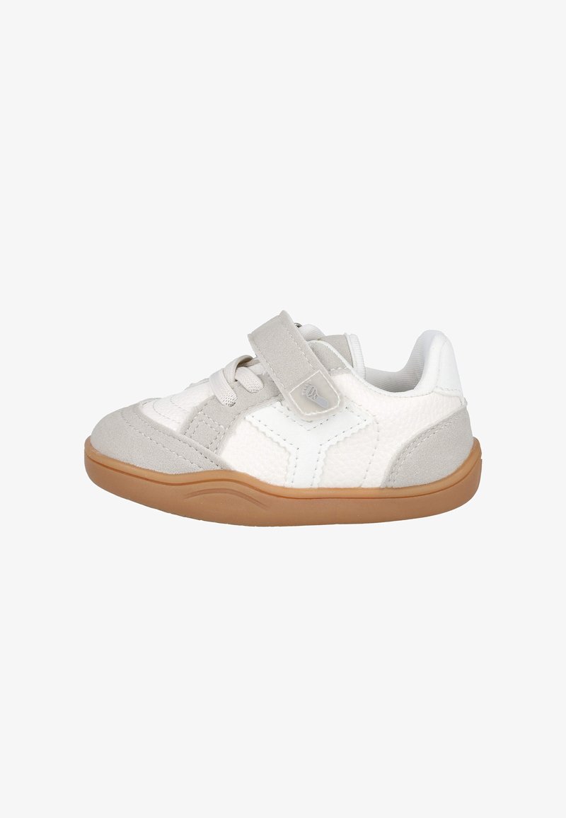 Zapatilla deportiva ligera con empeine de ante gris y malla blanca, suela de goma, cierre de cordones y tira de velcro, diseño curvado y detalles texturizados.