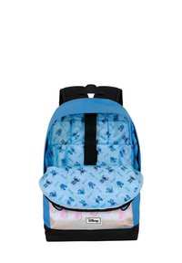 Mochila azul con cierre de cremallera, que cuenta con un interior forrado con diseños estampados de Stitch y una base negra. Correas ajustables negras.
