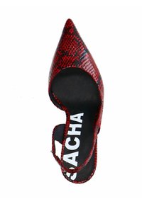 Escarpin rouge à bout pointu avec une texture en peau de serpent, présente une découpe sur le côté et une semelle intérieure noire affichant le logo de la marque "SACHA".