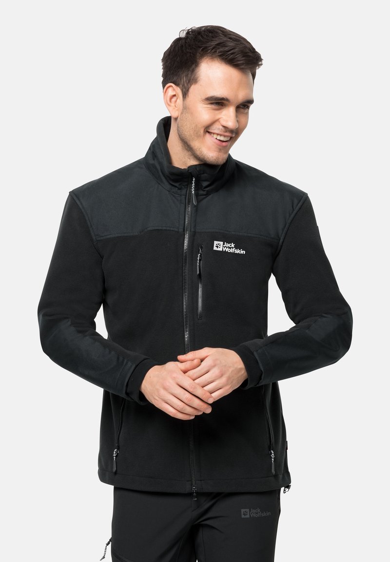 Zwarte fleece jas met bijpassende schouder- en mouwaccenten, ritszakken, hoge kraag en logo-branding op de borst.