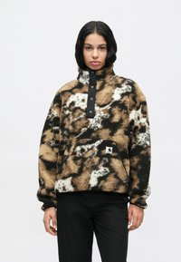 Pullover de fleece em padrão abstrato castanho, preto e branco, com gola alta, botões de pressão e um bolso frontal.