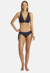 Granatowy bikini z topem o głębokim dekolcie i regulowanym dołem nawiązanym po bokach. Miękka tkanina, minimalistyczny design i gładka faktura.