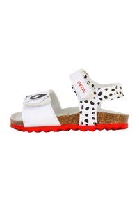 Sandalo bianco con pois neri e suola rossa. Presenta una fascia regolabile, un sottopiede in sughero e un design di panda bianco e nero sulla punta.