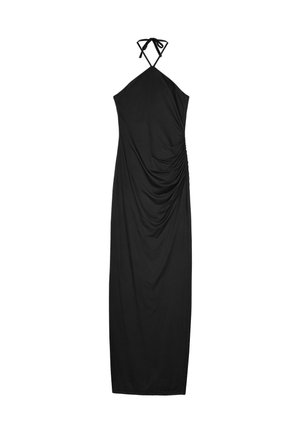 Vestido maxi negro con cuello halter, fruncido lateral y cierre con lazo en la espalda.
