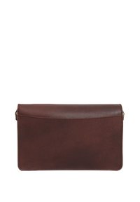 Bruine leren clutch met een gladde textuur, rechthoekige vorm, omvouwbare klep en subtiele stikdetails langs de randen.