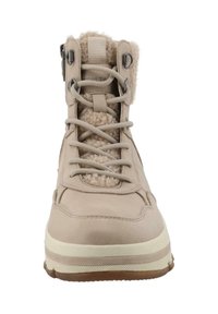 Beżowe sneakersy z gładkim materiałem zewnętrznym i puszystą podszewką. Wyposażone w metalowe oczka, sznurówki oraz teksturowaną gumową podeszwę.