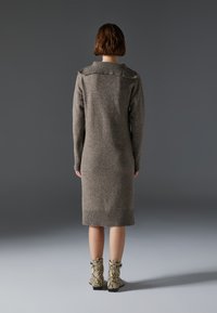 Zign Studio Kampsunkleit - taupe