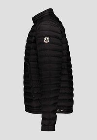 Giacca a vento nera con imbottitura orizzontale, colletto alto, tasca laterale con zip e patch rotondo con logo sulla parte superiore sinistra. Materiale liscio e leggero.