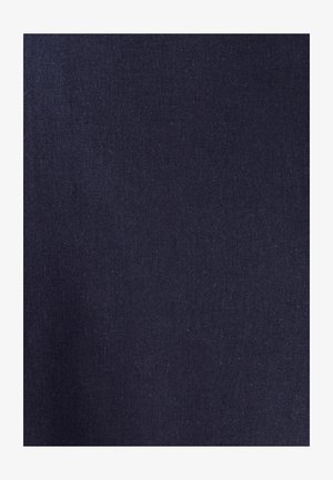 Marineblauer Stoff mit feiner, strukturierter Oberfläche. Das Material wirkt weich mit leichtem Glanz und ist geeignet für Polsterung oder Bekleidung.