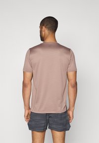 New Balance ESSENTIALS - T-shirt till träning - earth shadow