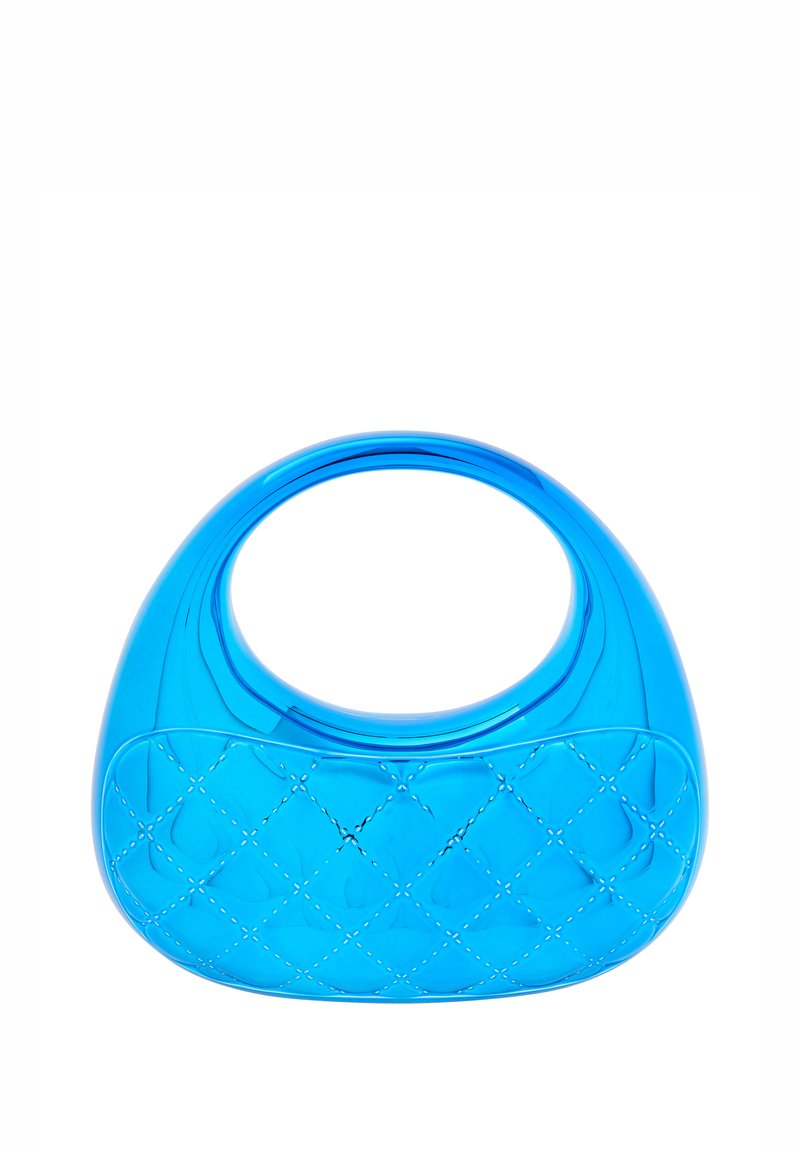 Modrá plastová kabelka s zakřiveným držadlem, se zdobením v podobě prošívaného vzoru na přední straně a hladkým povrchem. Logo návrháře není viditelné.