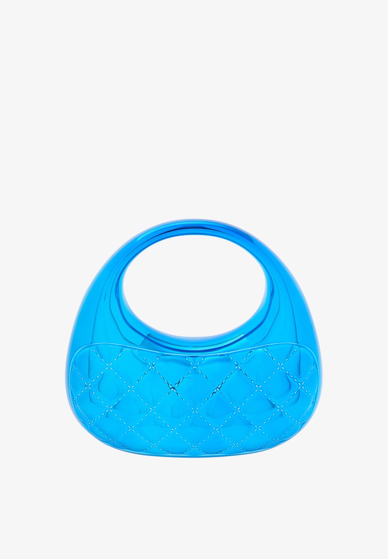 Modrá plastová kabelka s zakřiveným držadlem, se zdobením v podobě prošívaného vzoru na přední straně a hladkým povrchem. Logo návrháře není viditelné.