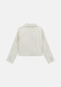 Weiße strukturierte Jacke mit Kragen, cropped Design und langen Ärmeln. Verfügt über vier Knöpfe an jedem Ärmel und ein gewebtes Muster.