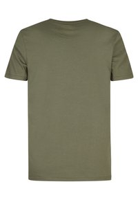 T-shirt verde oliva a maniche corte, materiale in cotone morbido, colletto rotondo, design minimale, texture uniforme, senza motivi o accessori visibili.