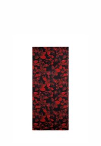 Blomstermønsteret på stoffet har røde og sorte nuancer. Designet inkluderer overlappende blomster og blade på en tekstureret baggrund.