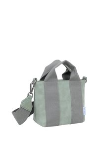 Pequeña bolsa de ante verde con correas de tela gris, que cuenta con una correa de hombro desmontable y detalles en hardware plateado. Forma cuadrada sin patrones.