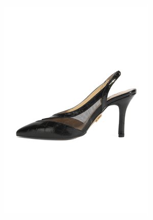 Zwarte slingback hak met een spitse neus, gemaakt van patenterend leer met een krokodillenstructuur. Bevat een gaaspaneel en een slanke hoge hak.