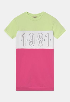 Robe à manches courtes color block avec haut vert clair, bande blanche centrale affichant "1981" en chiffres pointillés, et bas rose vif.