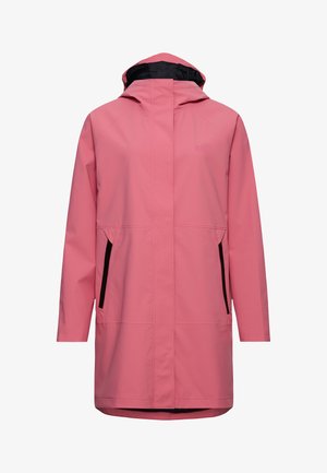 Veste imperméable rose avec capuche, présentant des accents noirs, une fermeture éclair frontale et des poches latérales. Texture lisse avec une coupe décontractée.