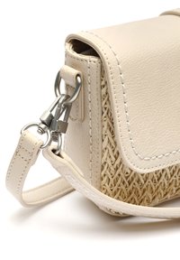 Sac bandoulière en cuir beige et rotin tressé avec des coutures détaillées et un fermoir métallique argenté fixant la sangle au sac.