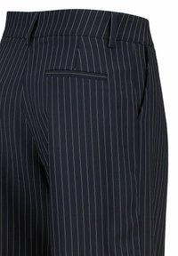 Marineblauw gestreepte broek met een tailleband en riemlussen, voorzien van een achterzak, gladde stof en een getailleerde pasvorm.