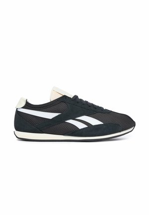 Czarno-biały sportowy sneaker z cholewką z siateczki i zamszu, sznurowany, z białymi paskami z logo po bokach.