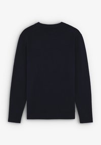Marineblauwe gebreide trui met een klassieke ronde hals, ribgebreide manchetten en zoom, voorzien van een soepele textuur en een naadloos schouderdesign.