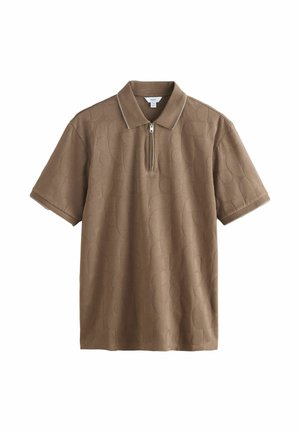 Tricou polo maro cu mânecă scurtă, model circular texturat subtil, fermoar pe jumătate în față și guler.