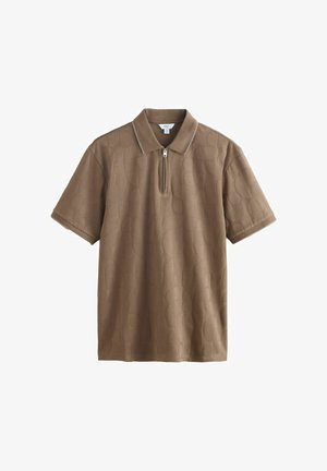 Tricou polo maro cu mânecă scurtă, model circular texturat subtil, fermoar pe jumătate în față și guler.