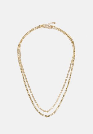 Colar de corrente em metal dourado com três camadas de diferentes formas e tamanhos de elos, acabado com um fecho e corrente de extensão.