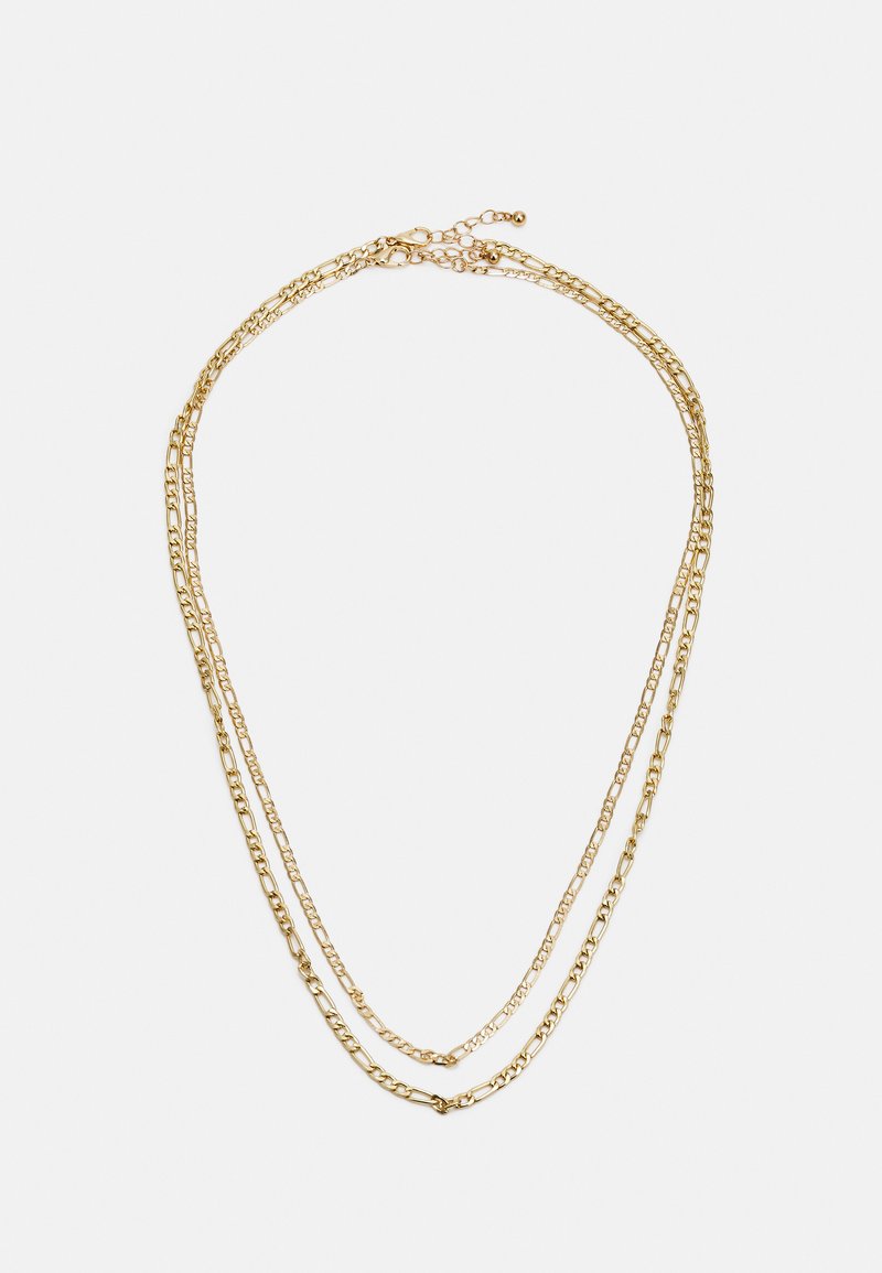 Colar de corrente em metal dourado com três camadas de diferentes formas e tamanhos de elos, acabado com um fecho e corrente de extensão.