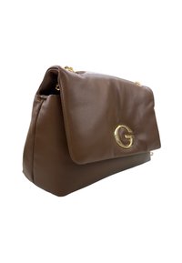Borsa a spalla in pelle marrone con un logo "G" dorato sulla patta frontale e tracolla in catena dorata, inclinata su uno sfondo bianco.