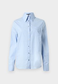Camisa azul clara de botão com colarinho spread, mangas longas, único bolso no peito e bordado de logo subtil. Tecido de algodão suave.