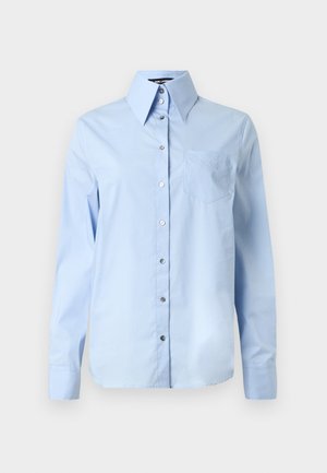 Lichtblauw overhemd met lange mouwen, spread collar, een enkele borstzak en subtiele geborduurde logo's. Gladde katoenen stof.