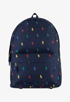 Mochila de tela azul marino con un patrón repetido de pequeños logotipos multicolores de jugadores de polo, equipada con un asa superior y un bolsillo frontal.