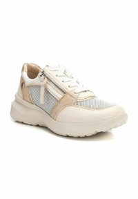 Zapato con parte superior de malla blanca y beige, acentos de cuero, cierre de cordones y cremallera, suela gruesa texturizada y diseño de punta redonda.