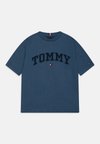 VARSITY EMBROIDERY TEE - Majica kratkih rukava s printom - aegean sea