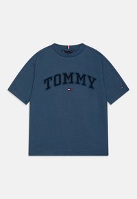 Tommy Hilfiger VARSITY EMBROIDERY TEE - Majica kratkih rukava s printom - aegean sea