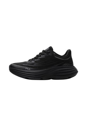 Sneaker nera FILA con suola spessa scanalata, design con lacci e logo discreto del marchio sul lato, mostrata dal lato esterno.