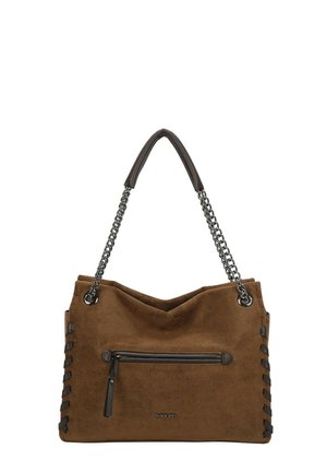 Bolso de ante marrón con un diseño blando. Presenta un bolsillo frontal con cremallera, acentos trenzados y dos asas: una de cadena y una acolchada.