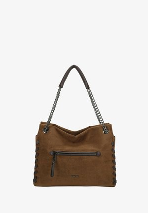 Bolso de ante marrón con un diseño blando. Presenta un bolsillo frontal con cremallera, acentos trenzados y dos asas: una de cadena y una acolchada.