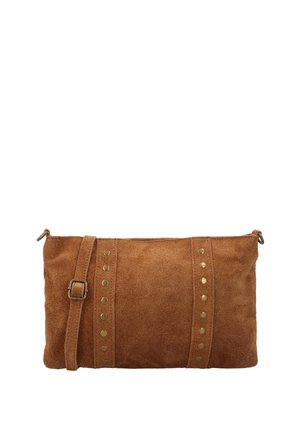 Brun rektangulær crossbody taske i ruskind med justerbar rem og to lodrette rækker af messingnitter foran.