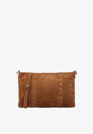 Brun rektangulær crossbody taske i ruskind med justerbar rem og to lodrette rækker af messingnitter foran.