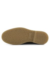 Suola in gomma con superficie texturizzata, colore marrone chiaro, dettaglio del logo rettangolare e forma piatta adatta a vari stili di calzature.