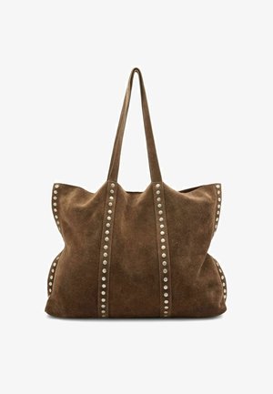 Bruine suède totebag met twee lange handvatten, voorzien van verticale rijen ronde zilveren studs aan de voorkant en zijkanten.