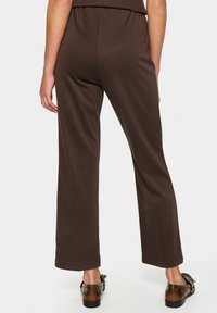 Saint Tropez KAILEEN - Hlače - dark oak
