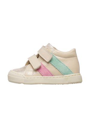 Sneaker crema per bambini con strisce laterali in suede rosa e verde, due cinturini in Velcro e suola in gomma testurizzata.
